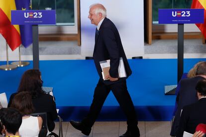 El alto representante de la Unión para Asuntos Exteriores y Política de Seguridad y vicepresidente de la Comisión Europea, Josep Borrell (c), durante la primera reunión del Colegio de Comisarios de la Unión Europea con motivo del inicio de la presidencia española del Consejo de la UE, este lunes en el Museo de las Colecciones Reales en Madrid.