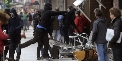 Encapuchados atacan un hotel de la Gran Vía de Bilbao en las protestas contra el Foro Global España 2014. 