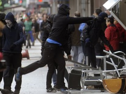 Encapuchados atacan un hotel de la Gran Vía de Bilbao en las protestas contra el Foro Global España 2014. 