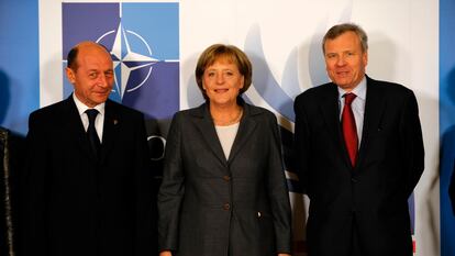La canciller alemana Angela Merkel junto el primer ministro rumano, Traian Basescu, en la cumbre de la OTAN de Bucarest en abril de 2008.