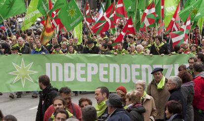 La cabecera de la manifestación convocada por Independentistak y secundada por la izquierda soberanista ayer en Pamplona.