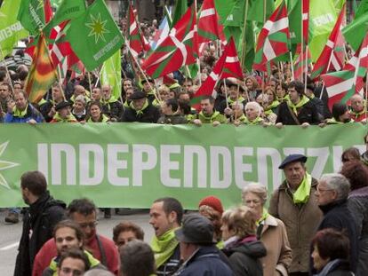 La cabecera de la manifestación convocada por Independentistak y secundada por la izquierda soberanista ayer en Pamplona.