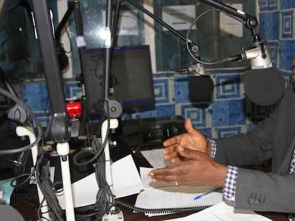 Uno de los periodistas de Radio Okapi, durante una emisi&oacute;n en Kinshasa.