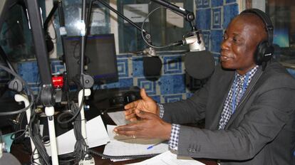 Uno de los periodistas de Radio Okapi, durante una emisión en Kinshasa.