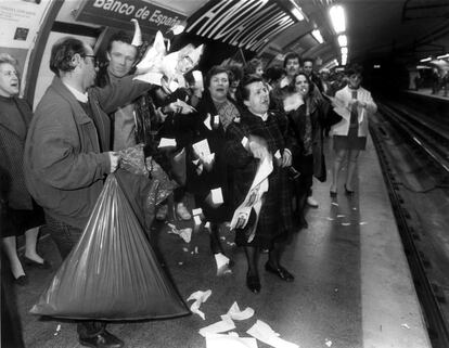 Trabajadores de la limpieza ensucian el andén de la estación de Banco de España del Metro de Madrid, en el octavo día del conflicto de la limpieza. 11/04/1990