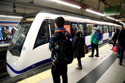 Metro de Madrid reforzará hoy su servicio en varias líneas. Se aumentará un 33% el servicio en las líneas 1, 2, 4, 5, 9 y 10 desde las 15:00 horas hasta la finalización de la San Silvestre. Y, tras las campanadas, se intensificará el servicio en las líneas 1, 2, 3, 5, y 6, con incrementos en el número de trenes que pueden llegar a triplicarse en algunas de ellas.