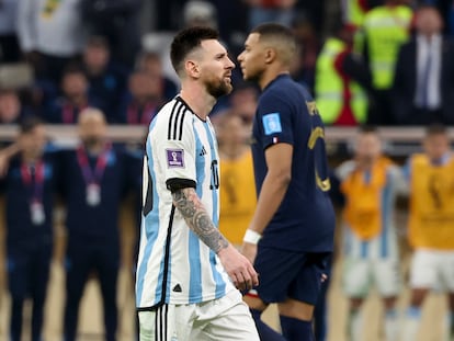 Lionel Messi y Kylian Mbappé durante la tanda de penaltis de la final del Mundial entre Francia y Argentina, en el estadio Lusail este domingo.