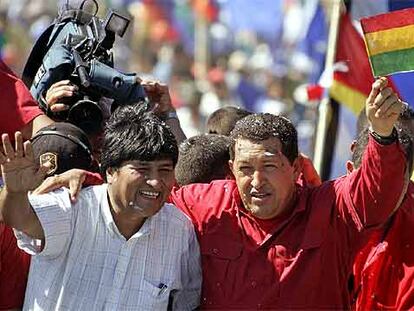 El presidente boliviano Evo Morales (izquierda) y su homólogo venezolano Hugo Chávez, en Chimore (Bolivia).