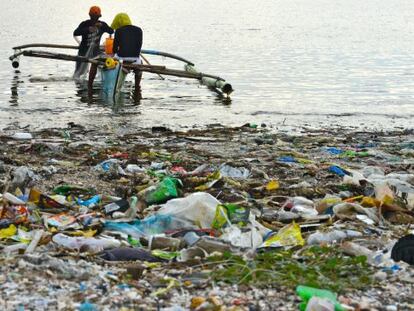 La costa de Freedom Island, a Manila, Filipines.