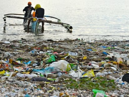 Aunque el plástico es más visible en la costa, la mayoría acaba en las zonas centrales de los océanos. En la imagen, en Freedom Island, en Manila, Filipinas.