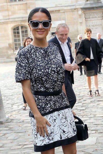 Salma Hayek ha sido otra de las que hemos podido ver en la semana de la moda parisima con un vestido en blanco y negro. Especial mención merecen sus originales gafas. ¡Nos encantan!