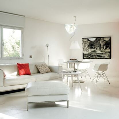 <b>A su medida.
La casa del fotógrafo Pablo Genovés es un proyecto del estudio Nuñez & Ribot. Éste es el salón. Las sillas son el modelo DAR, de Eames. Los cojines son un diseño de Hella Jorgerius. Al fondo, una foto tomada por Genovés.</b>