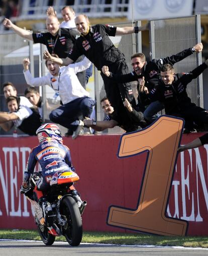 Márquez celebra su título de campeón del mundo motociclismo en 125 cc, tras quedar cuarto en el Gran Premio de la Comunidad Valenciana en 2010