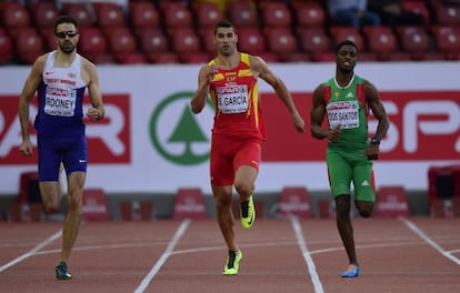 Samuel Garc&iacute;a (en medio), en la semifinal de 400 metros.