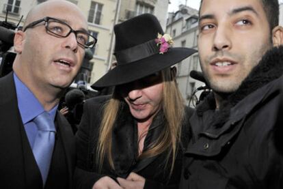 John Galliano, a su llegada a la comisaría de París en la que declaró el 28 de febrero por sus insultos racistas.