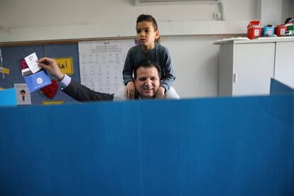 Los israelíes elegirán sus representantes en una Cámara de 120 escaños, para cuyo acceso los partidos tienen que superar el 3,25 % de los votos emitidos. En la imagen, un votante junto a su hijo en un colegio electoral en Haifa.