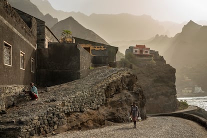 Pontinha de Janela es un pueblo de refugiados climáticos. A causa del agotamiento de los recursos hídricos, una población de unas 500 personas se vio obligada a desplazarse en los noventa a esta zona, una pequeña playa con una mínima actividad pesquera. Sus nuevos habitantes tuvieron que adaptarse a las nuevas condiciones para retomar su actividad agrícola. Su antiguo hogar está a dos horas a pie del nuevo emplazamiento.