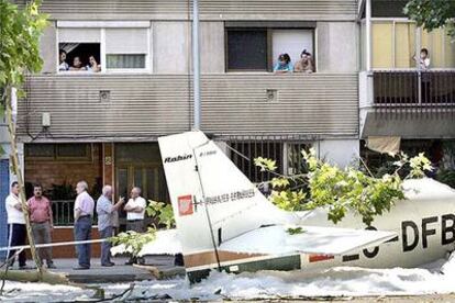 La avioneta quedó a pocos metros de un bloque de viviendas tras el accidente.