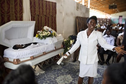 Una mujer llora durante el funeral de su hijo en la iglesia de St. Anne, en Puerto Príncipe (Haití).