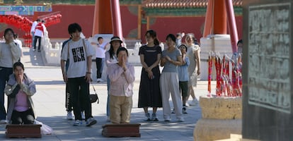 Ciudadanos de la provincia de Heilongjiang, en China, queman inciensos para tener suerte en el 'gaokao', el examen de admisión a la universidad.