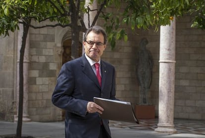Artur Mas se dirige a la reunión semanal del Gobierno catalán.