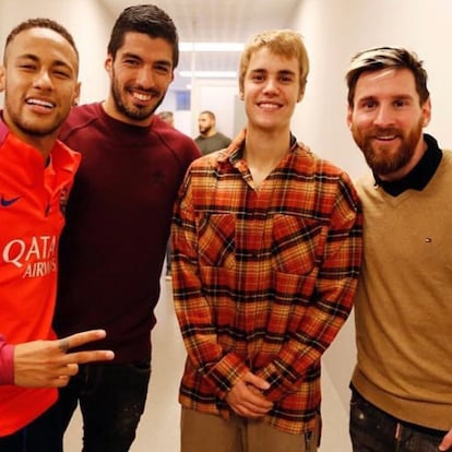 Justin Bieber se ha declarado en varias ocasiones fan del club del Barcelona. En  la imagen con los jugadores Neymar Jr. Luis Suárez y Lio Messi, durante una visita del cantante a la ciudad catalana. 