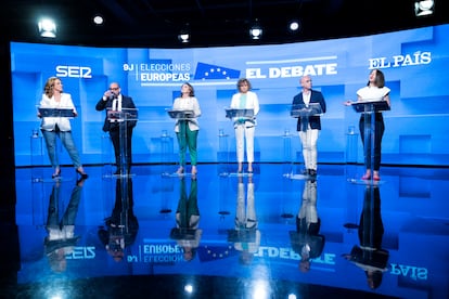 Los candidatos de las seis principales formaciones que concurren el 9-J, en un momento del debate organizado el día 3 por EL PAÍS y la SER. Desde la izquierda, Estrella Galán (Sumar), Jordi Cañas (Ciudadanos), Teresa Ribera (PSOE), Dolors Montserrat (PP), Jorge Buxadé (VOX) e Irene Montero (Podemos).