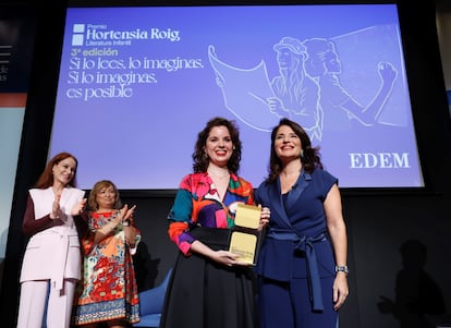 Ainoa García, ganadora de la tercera edición del Premio Hortensia Roig de literatura infantil, y Hortensia Roig.