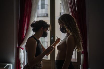 Dos mujeres se preparan para la acción de Femen.