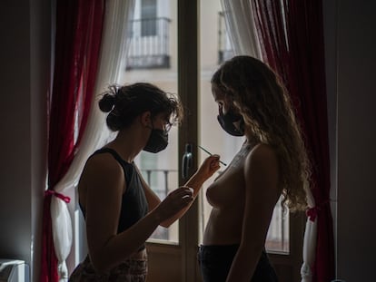 Dos mujeres se preparan para la acción de Femen.