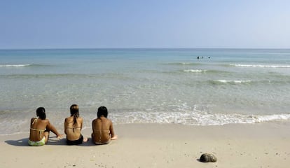 Tres banistas en una playa de Guanabo, en Playas del Este (Cuba).