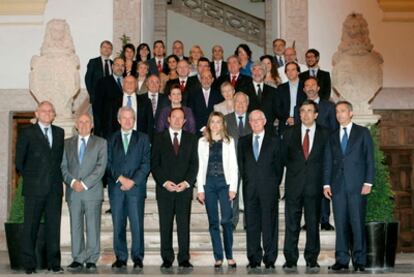 Foto de familia de la Princesa Letizia junto al presidente del Gobierno riojano Pedro Sanz ( 4i el director de la Real Academia Española Víctor García de la Concha ( 3d entre otras autoridades durante la inauguración del seminario " Los periodistas maestros del español en el que hasta el próximo jueves comunicadores españoles y americanos analizarán el lenguaje periodístico en castellano hoy en San Millán de la Cogolla