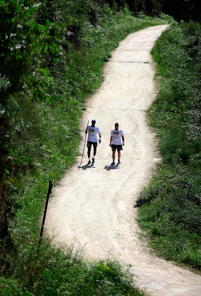 Hodges recorre la ruta portuguesa del Camino de Santiago el 30 de agosto. En esta imagen, camina junto a Gonzalo Rodríguez, entrenador ayudante del Monbus Obradoiro.