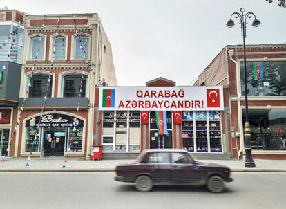 Un cartel en un negocio de Ganja reza: “Karabaj es Azerbaiyán”. La victoria azerbaiyana en la guerra contra Armenia ha espoleado el nacionalismo en el país caucásico, así como las muestras de apoyo hacia la vecina Turquía, sostén militar del Gobierno de Bakú.