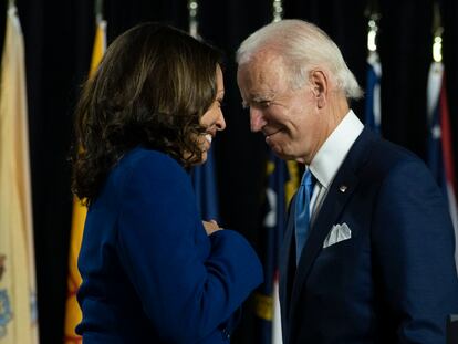 O presidente eleito dos EUA, Joe Biden, com a vice-presidenta eleita, Kamala Harris, numa imagem de agosto passado.