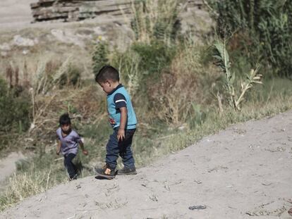 Dos niños en Ciudad Juárez antes de cruzar el río hacia El Paso. 
