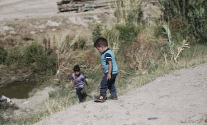 Dos niños en Ciudad Juárez antes de cruzar el río hacia El Paso.