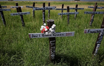 Cruces en honor a los 63 mineros que murieron en el accidente de 2006.