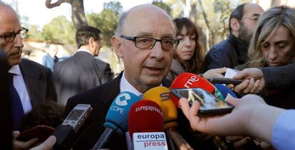 El ministro de Hacienda, Cristóbal Montoro, atendiendo a los medios de comunicación en Las Rozas (Madrid)