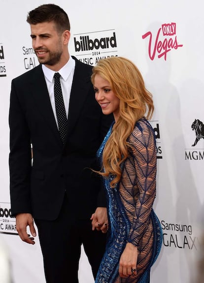 Shakira lució un ajustadísimo vestido azul de Julien Macdonald.