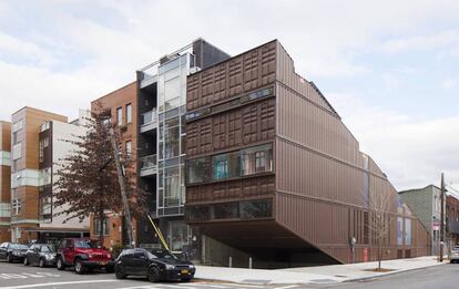 Carroll House, una casa familiar del estudio LOT-EK en el barrio neoyorquino de Brooklyn.