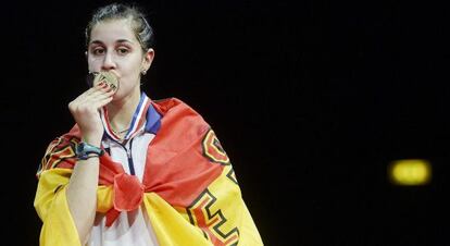 Mar&iacute;n besa la medalla de campeona del Mundo.