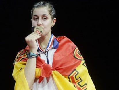 Mar&iacute;n besa la medalla de campeona del Mundo.