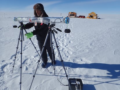 Ignacio Oficialdegui instala un captador de microorganismos en la Antártida durante la expedición 2018-2019 con el Trineo del Viento al fondo, en una imagen cedida.