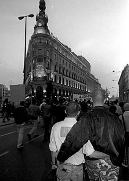 Una pareja de gays en una manifestación en Madrid.