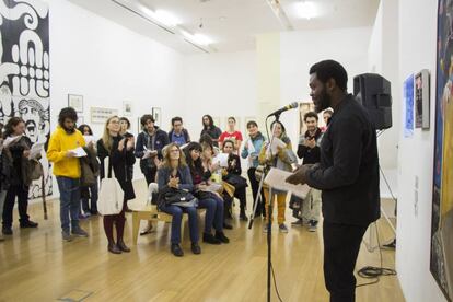 El nigeriano Leye Adenle lee durante un recorrido por el Malba.