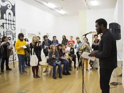 El nigeriano Leye Adenle lee durante un recorrido por el Malba.