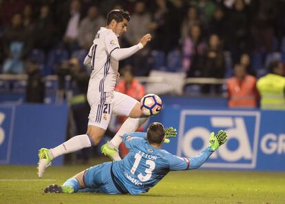 El jugador del Real Madrid, Alvaro Morata, intenta sobrepasar al portero del Deportivo, Tyton. 