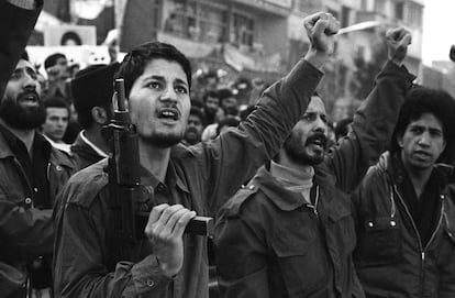 Miembros del entonces recién formado Cuerpo de Guardianes de la Revolución Iraní, también conocido como Guardia Revolucionaria o Pasdarán, muestra ante la Embajada de Estados Unidos sus apoyo a los asaltantes de la sede diplomática.