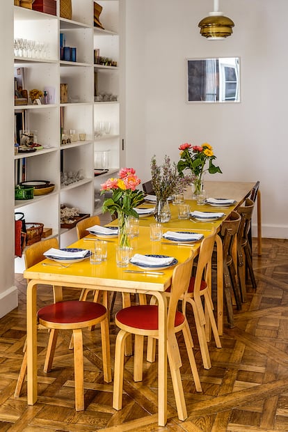 Una mesa preparada por Rose Chalalai en su casa.